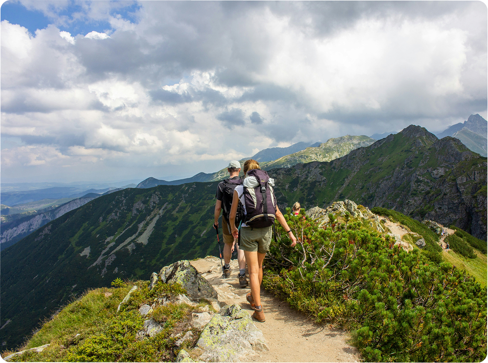 Caminhantes em uma trilha no topo das montanhas